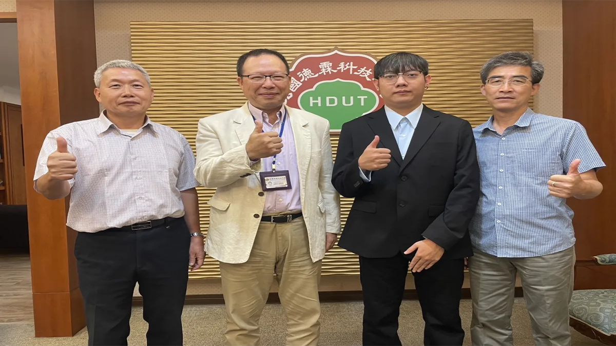 機械系林思源同學(右二)榮獲林謝罕見董事長獎,段葉芳校長(左二)親自表達肯定。(圖/宏國德霖科大提供)