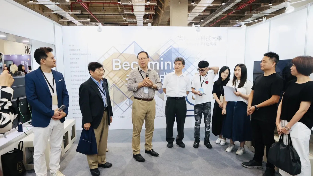 宏國德霖科技大學室內設計系暨建築科,以「未完城 Becoming」為主題參與2026新一代設計展,展場開幕吸引師長與業界人士到場交流。(圖/宏國德霖科大提供)