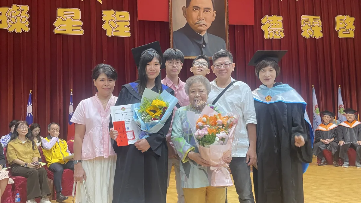 林子枔(左二)獲林謝罕見(中)董事長獎,其家人及系主任楊小慧(右ㄧ)合影。(圖/宏國德霖科大提供)