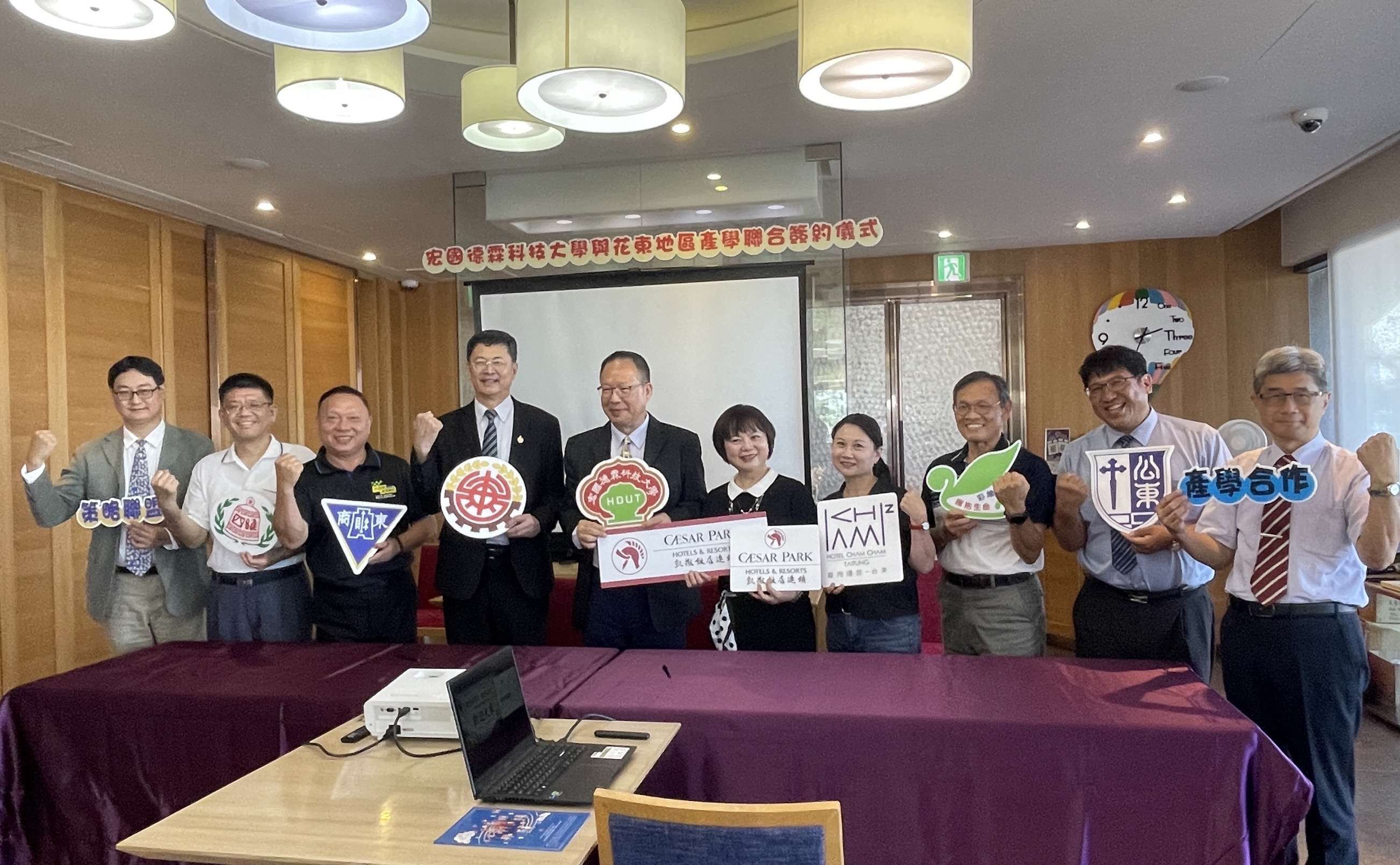 宏國德霖科大校長段葉芳(左五)與花東五校簽署合作備忘(MOU)後合影。(鶴岡國小提供)