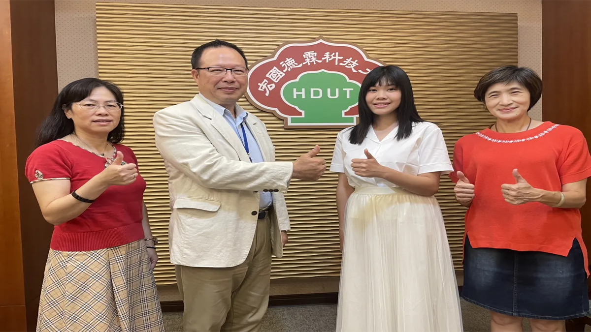 林子枔(右二)獲林謝罕見董事長獎,段葉芳校長(左二)、系主任楊小慧(右ㄧ)及導師郭惠萍(左ㄧ)共同合影。(圖/宏國德霖科大提供)