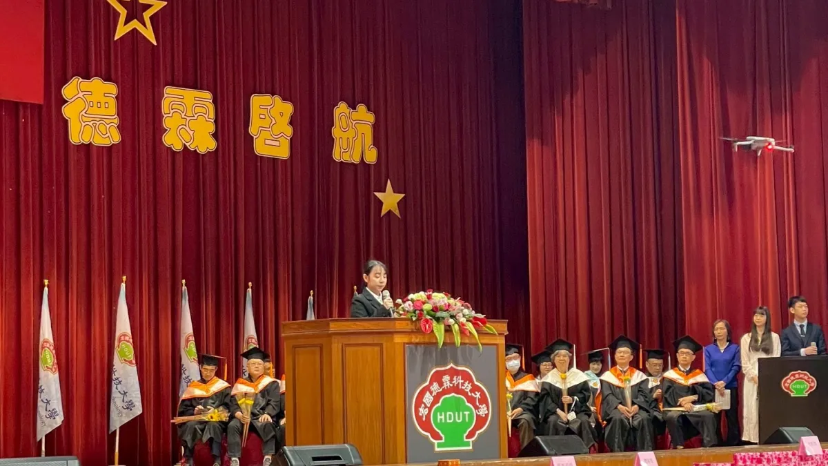 上個月勇奪「2026世界青年廚神挑戰賽(Global Young Chefs Challenge 2026)」世界亞軍及「最佳甜點獎」雙料殊榮的洪以萱,今日於畢業典禮上親自向校方表示感謝。(圖/宏國德霖科大提供)