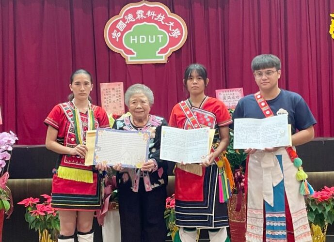 三位花蓮光復受災學生致贈感謝卡給董事長阿嬤。